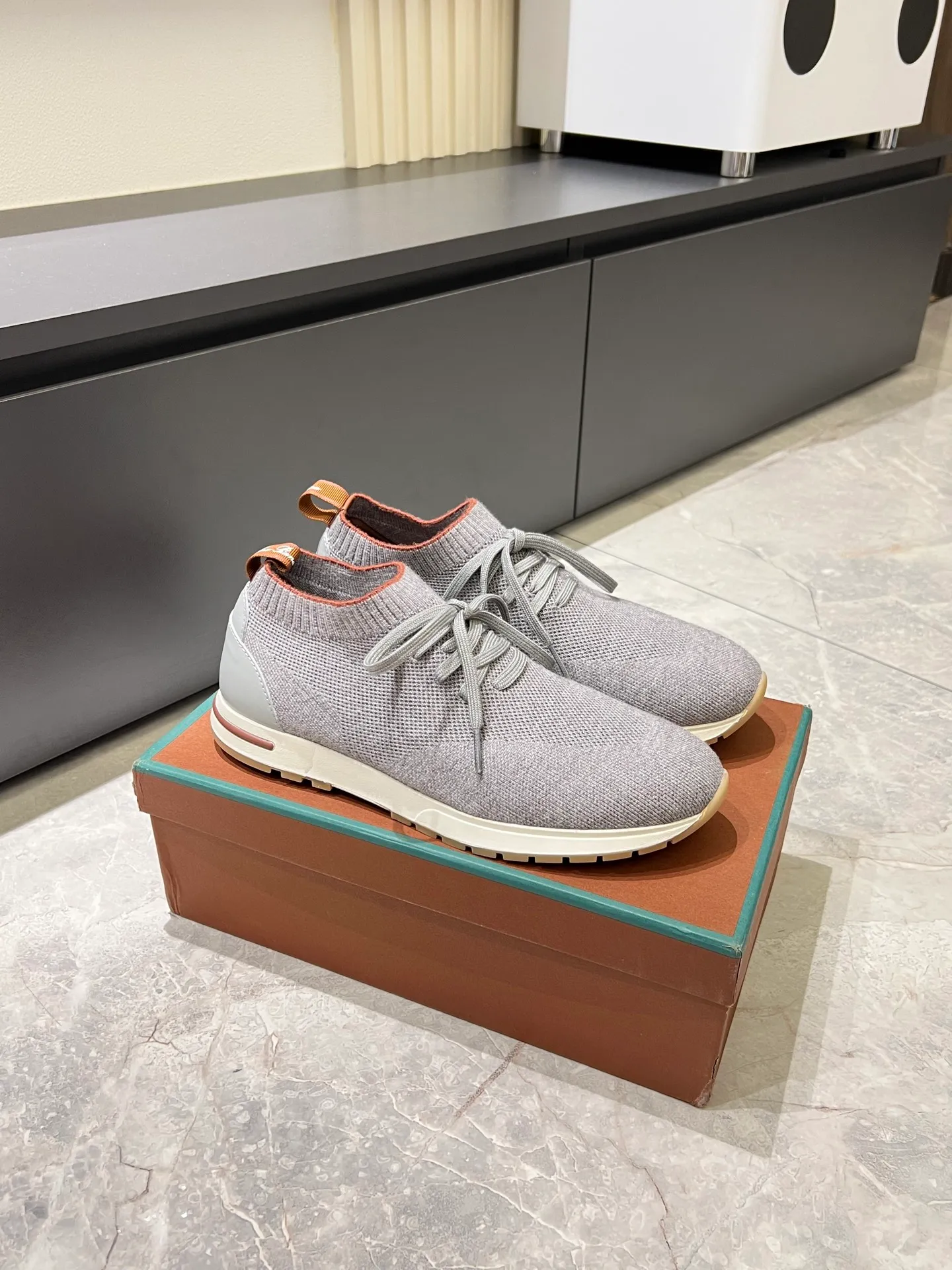 Men's Men's Shoes 💰p380 Loro Men's Shoes 💰piana/Noyo Piana 360 L Men's Shoes 💰p Flexy Walk Men's Sports Shoes These sports shoes are made of knitted wool uppers, and the heel is wrapped in smooth calf leather. Merino sheep are selected from Australia and New Zealand. The upper is machine-woven like a sweater, and then equipped with a white rubber outsole and a Kummel-colored sole. It is both beautiful and non-slip. The fabric is 100% cashmere and the insole is calf leather. It is super comfortable on the feet! Comes with full original packaging! Multiple colors available! Size: 38-44 (45 customized)